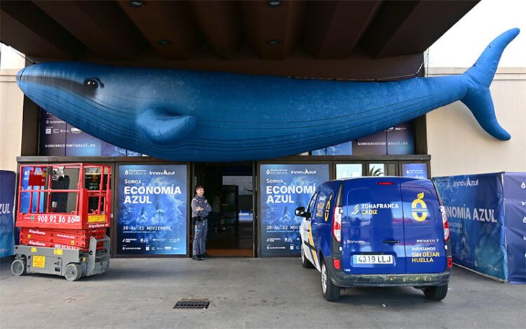 Una gran ballena daba la bienvenida al Palacio de Congresos en 2024 / FOTO: Eulogio García