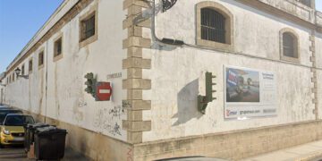 Fachada a la calle Valdés del conjunto bodeguero a "transformar"