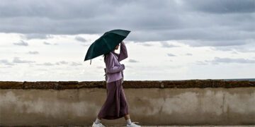 Paseando bajo el paraguas por el Campo del Sur / FOTO: Eulogio García