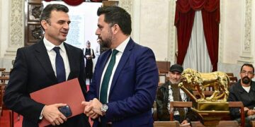 El alcalde charla con el delegado del Estado de la Zona Franca antes del pleno / FOTO: Eulogio García