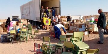 Descargando el contenedor con material solidario / FOTO: Al Huriya