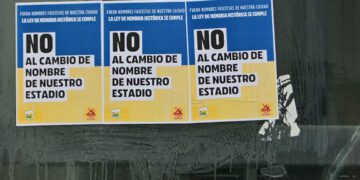 Carteles contra el nombre franquista para el estadio del Cádiz CF / FOTO: Eulogio García