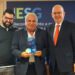 Representantes de Chiringuito Las Tres Piedras recogiendo su trofeo / FOTO: CEC