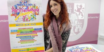 La concejala de Juventud con el cartel de la propuesta / FOTO: Ayto.