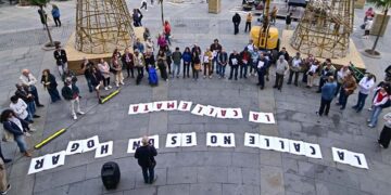 Un momento de la concentración desde el balcón del Ayuntamiento / FOTO: Eulogio García