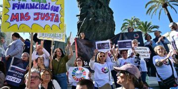 Concentrados en la plaza San Juan de Dios / FOTO: Eulogio García