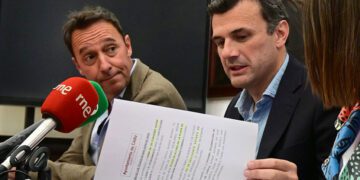 Cossi escucha al alcalde en una pasada rueda de prensa / FOTO: Eulogio García