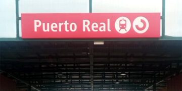 Detalle de la entrada a la estación puertorrealeña / FOTO: Confluencia de Izquierdas