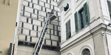 Bomberos actuando ante la caída de una losa ornamental de la fachada del Consistorio / FOTO: Ayto.