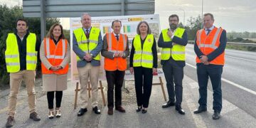 Políticos y técnicos posando a pie de carretera / FOTO: Subdelegación