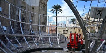 Montaje de una bola de luces en la plaza de la Catedral / FOTO: Eulogio García