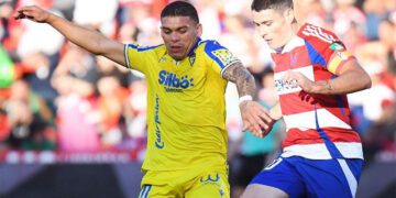 Brian peleando con un rival / FOTO: Cádiz CF