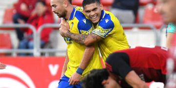 Ocampo celebrando el segundo gol del marbellí / FOTO: Cádiz CF