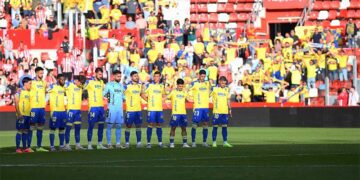 Emotivo minuto de silencio por las víctimas de la DANA / FOTO: Cádiz CF