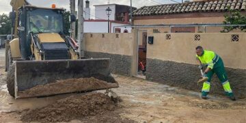 Operarios municipales retirando el fango en la zona rural / FOTO: Ayto.