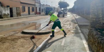 Adecentando la zona de La Almadraba tras otra inundación / FOTO: Ayto.