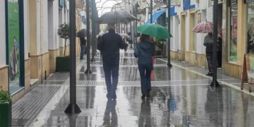 Lloviendo en el centro de la Villa / FOTO: Ayto.