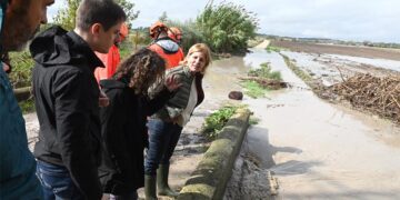 La alcaldesa y su comitiva supervisando daños en la zona rural / FOTO: Ayto.