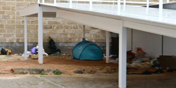 Refugiado de la lluvia en los bajos de Entrecatedrales / FOTO: Eulogio García
