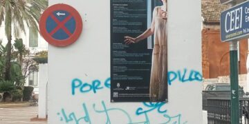 Se ha decidido tapar la pitada "por el caudillo" con un cartel / FOTO: PSOE