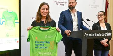 En la presentación con la camiseta conmemorativa / FOTO: Eulogio García