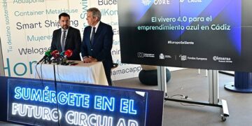 Fran González presentando junto al presidente de Incyde el esbozo del proyecto / FOTO: Eulogio García