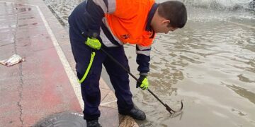 Voluntario achicando aguas en una carretera / FOTO: Protección Civil