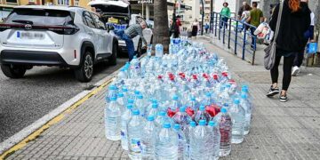 Garrafas de agua y colas a las puertas de la piscina de Cortadura / FOTO: Eulogio García