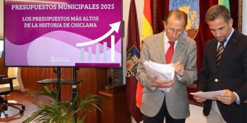 Román y Vera consultan papeles durante el esbozo del presupuesto / FOTO: Ayto.