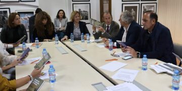 Román en la reunión con el libro 'Memoria de los balnearios de Chiclana' / FOTO: Ayto.