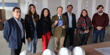 Román promocionando el futuro local durante la visita / FOTO: Ayto.