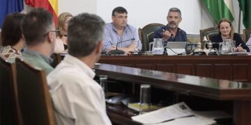 El alcalde junto a Manrique dirigiéndose a la bancada del PP en un pasado pleno / FOTO: Ayto.