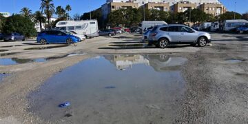 La parcela vendida para pisos es usada desde hace años como aparcamiento precario / FOTO: Eulogio García