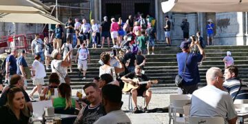 Ambiente en la plaza de la Catedral de Cádiz en una jornada de cruceros / FOTO: Eulogio García