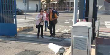 Turistas asomados al acceso rodado al puerto, sin barrera / FOTO: Coordinadora TPA