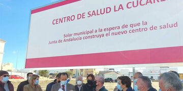 Políticos y vecinos escenificando la exigencia del cuarto ambulatorio, en 2021 / FOTO: Ayto.