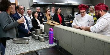 Visita de la comitiva institucional a las cocinas / FOTO: Eulogio García