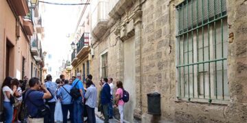 Visita de la consejera el pasado agosto a las puertas de la finca / FOTO: Eulogio García
