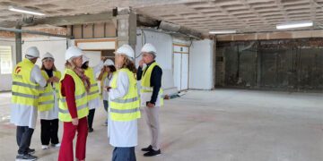 La comitiva de Pajares supervisa una de las obras en marcha / FOTO: Junta