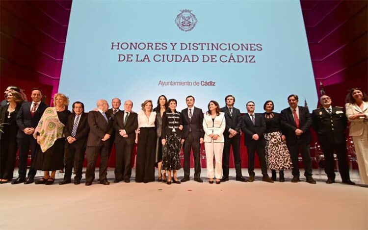 La foto de familia tras el acto / FOTO: Eulogio García