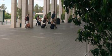 Viajeros accediendo al aeropuerto jerezano / FOTO: DBC