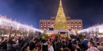 Alumbrado navideño en la plaza del Rey de La Isla / FOTO: Ayto.