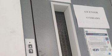 El cartel de "averiado" en la puerta del ascensor / FOTO: PSOE