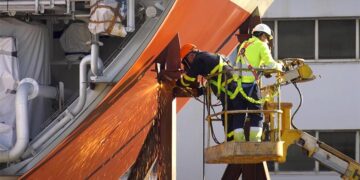 Operarios de contratas en labores de soldadura / FOTO: Navantia