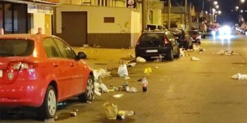 Restos de un botellón en una de las calles del polígono / FOTO: Fadricas I