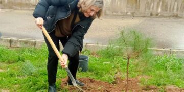 Una de las docentes jubiladas plantando su árbol / FOTO: cedida
