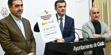 Presumiendo de apoyo al bus en rueda de prensa / FOTO: Eulogio García