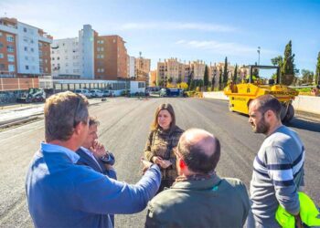 Supervisando el alquitranado del solar en Rafael Alberti / FOTO: Ayto.
