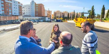 Supervisando el alquitranado del solar en Rafael Alberti / FOTO: Ayto.