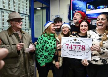 Festejando uno de los dos quintos vendidos en ‘El Gato Negro’ de Cádiz / FOTO: Eulogio García